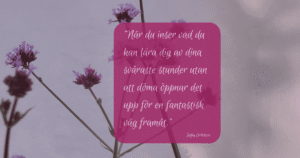 En blomma med citat av Sofia Eriksson